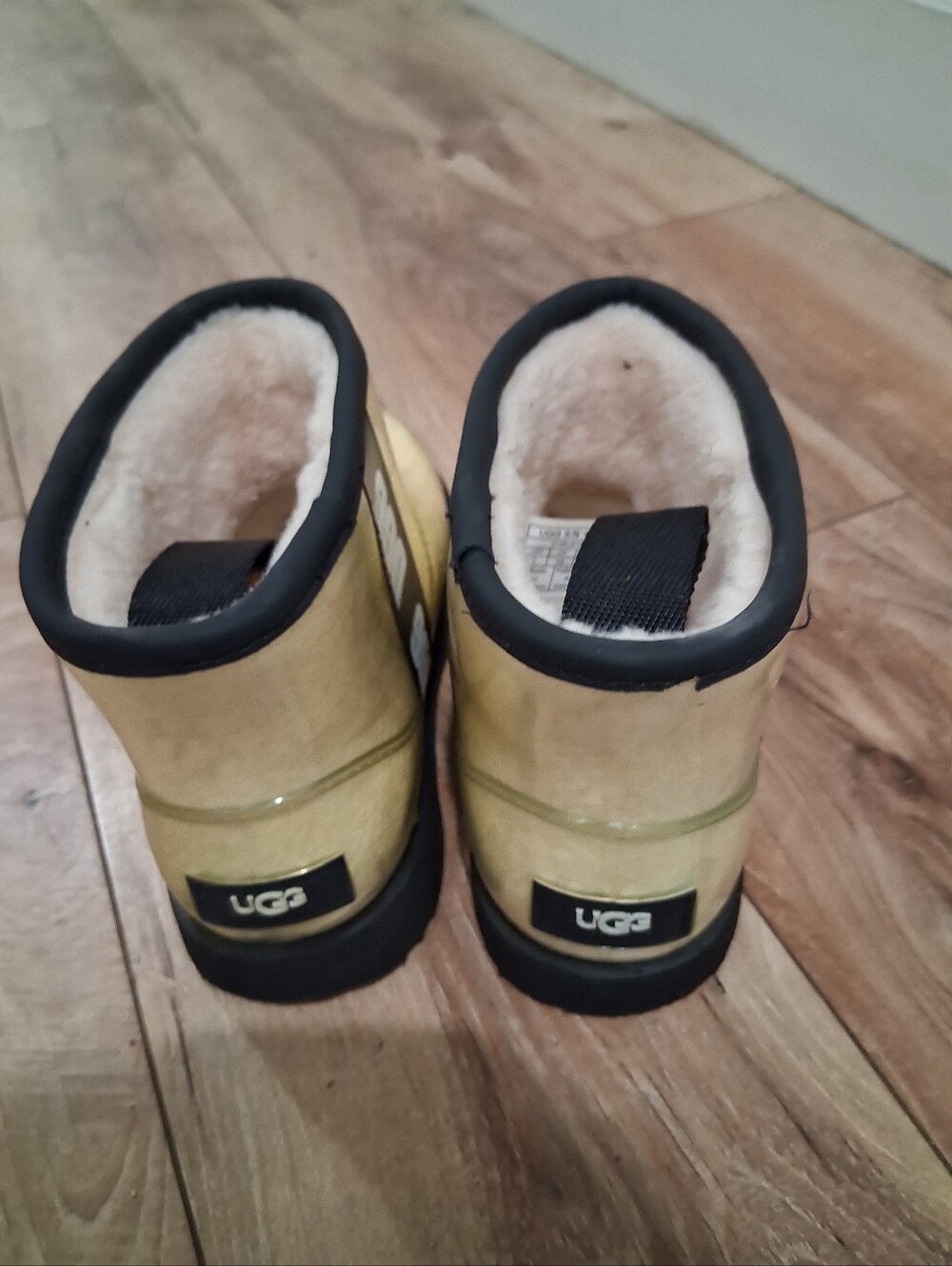 UGGS - Picture 4 of 10